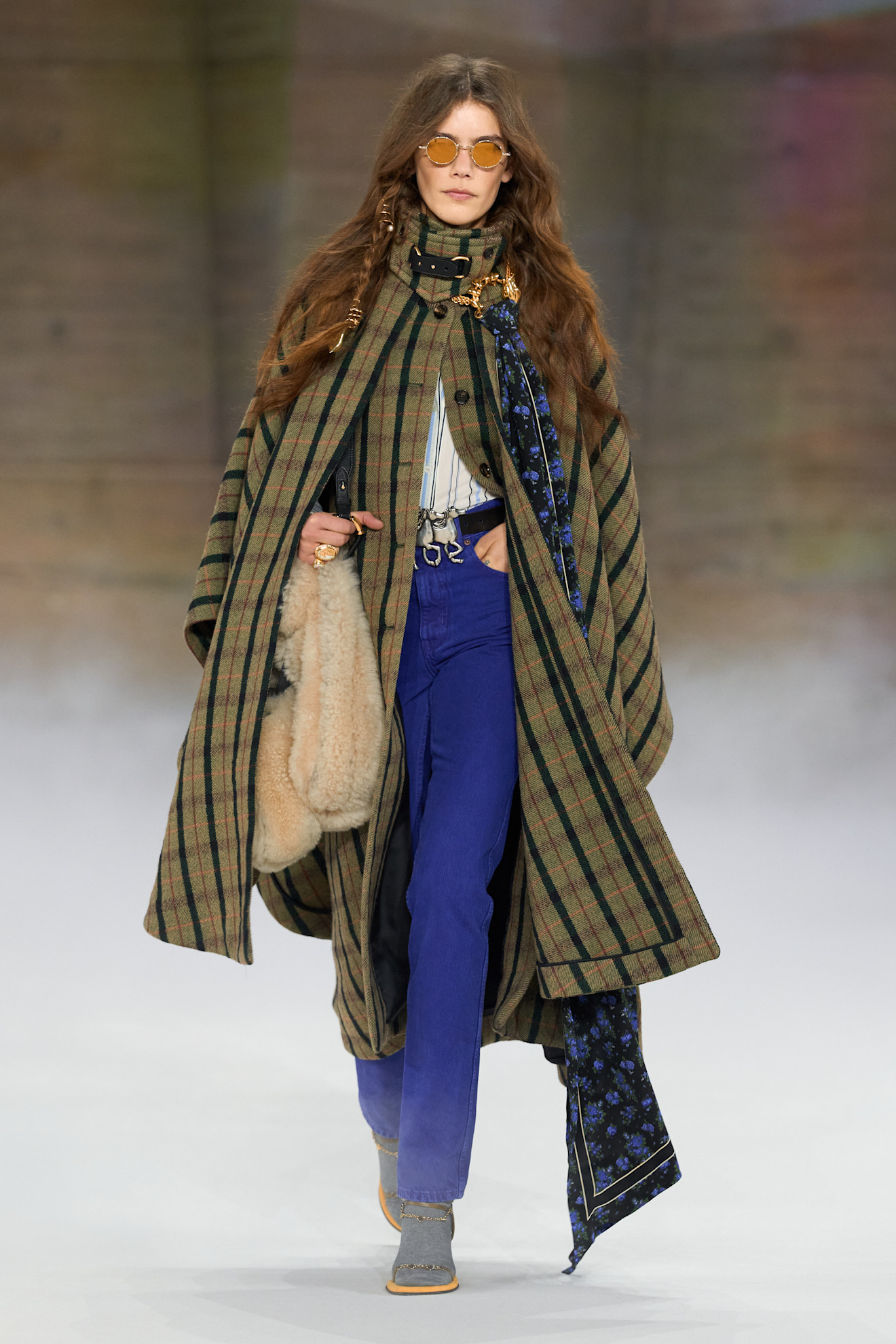 A model wore the cobalt blue trend on the Chlo&amp;eacute; Fall 2026 runway