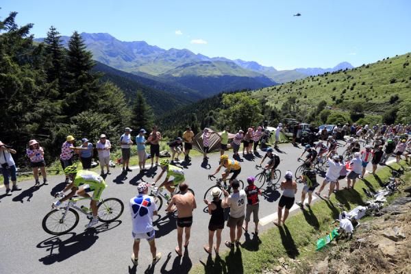 The peloton rides up the 1489 metre Col d'Aspin