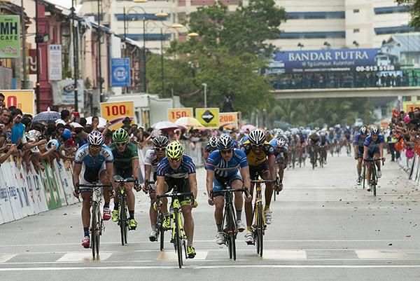 Andrea Guardini (Farnese Vini) brings home the peloton into Kuantan around one-and-a-half minutes behind stage winner Marco Canola (Colnago CSF Inox).
