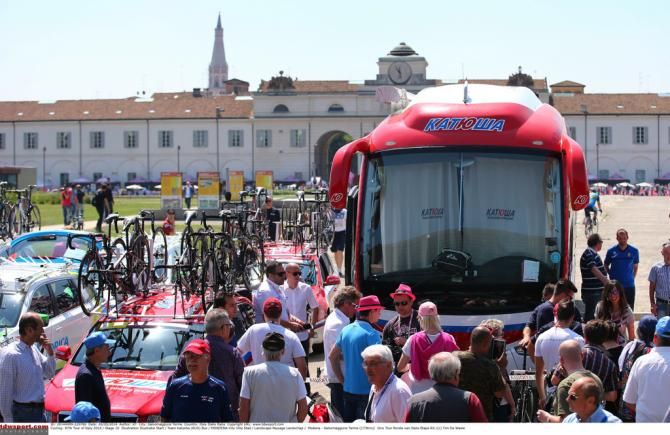 Fans try to get a glimpse of the Katusha riders