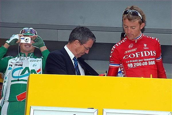 Simon Gerrans takes a picture while waiting for Florent Brard to sign in.