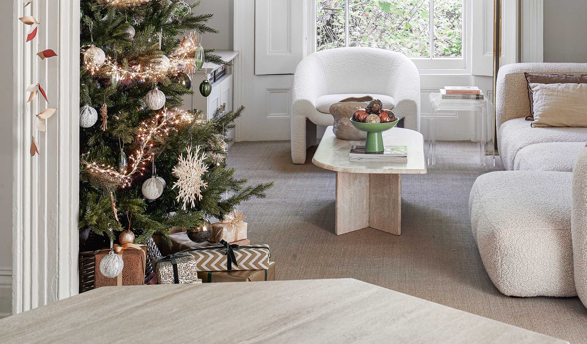 ένα σαλόνι με ένα χριστουγεννιάτικο δέντρο