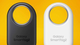 Två Samsung Galaxy SmartTag2 trackers mot en orange bakgrund.