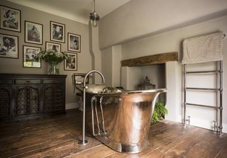 cottage bathroom ideas -william-holland-copper-bath-in-cottage