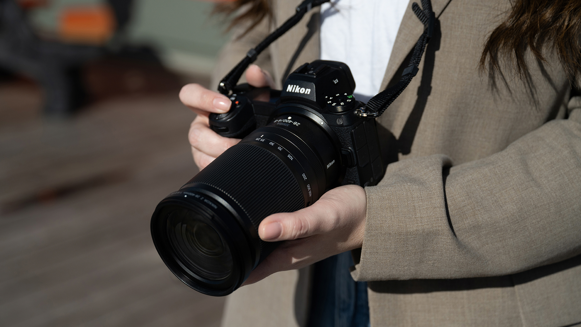 Nikon Z 28-400mm f/4-8 VR en la mano