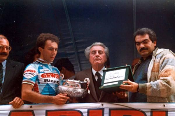 Moreno Argentin collects the 1987 winner's trophy from race director Vincenzo Torriani