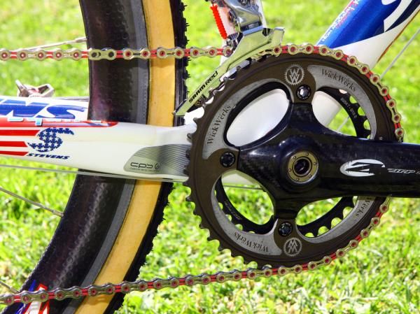 A metal plate protects the chain stay from chain suck.