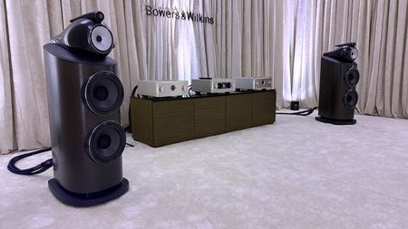 A wide shot of the Bowers & Wilkins 801 D5 with signal path
