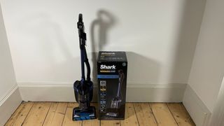 Shark Anti Hair Wrap Cordless Upright Vacuum Cleaner with Powered Lift-Away ICZ160UKC with box