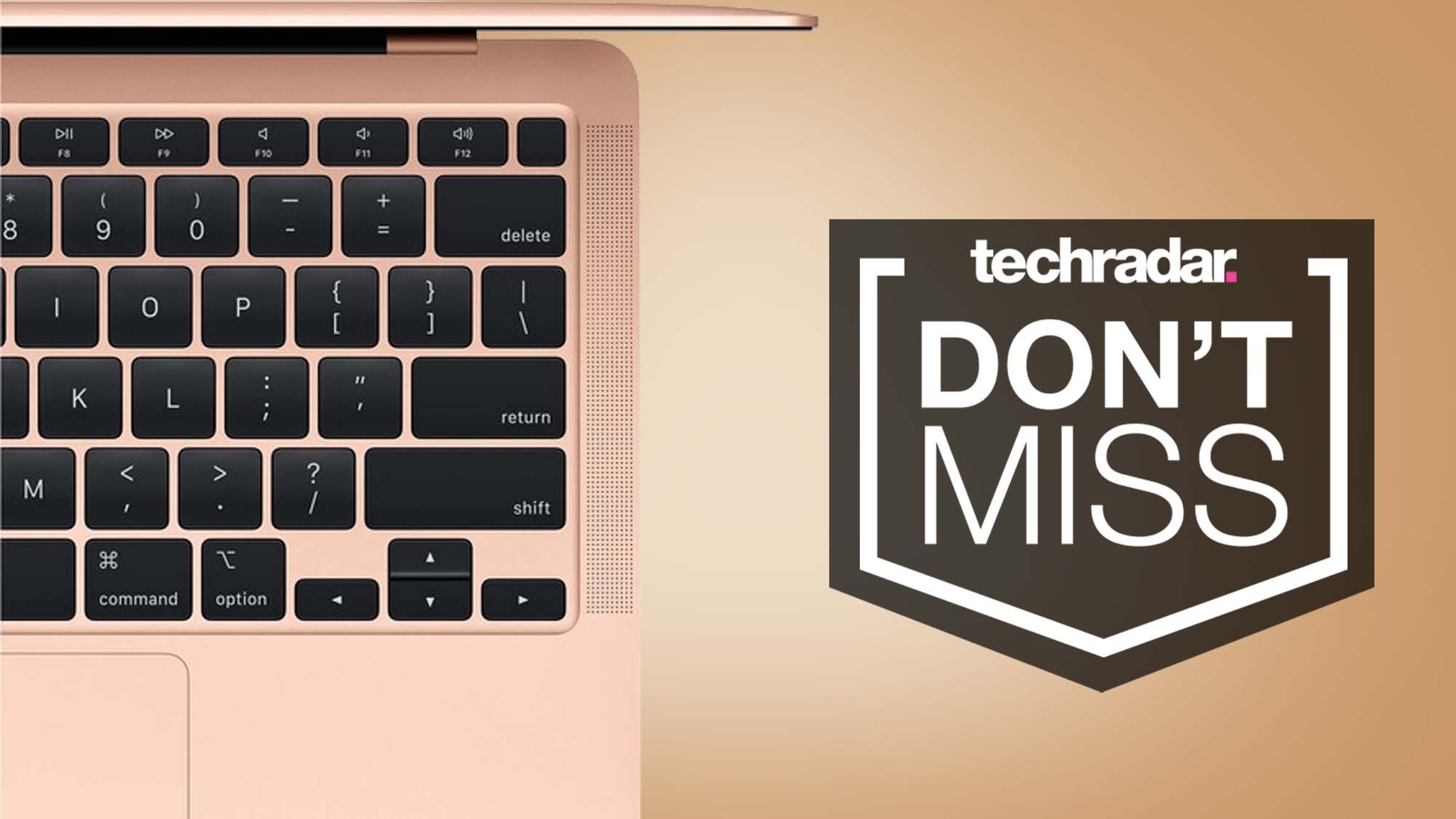 Un teclado de MacBook Air en oro rosa sobre un fondo de color caramelo con un distintivo de TechRadar Don't Miss