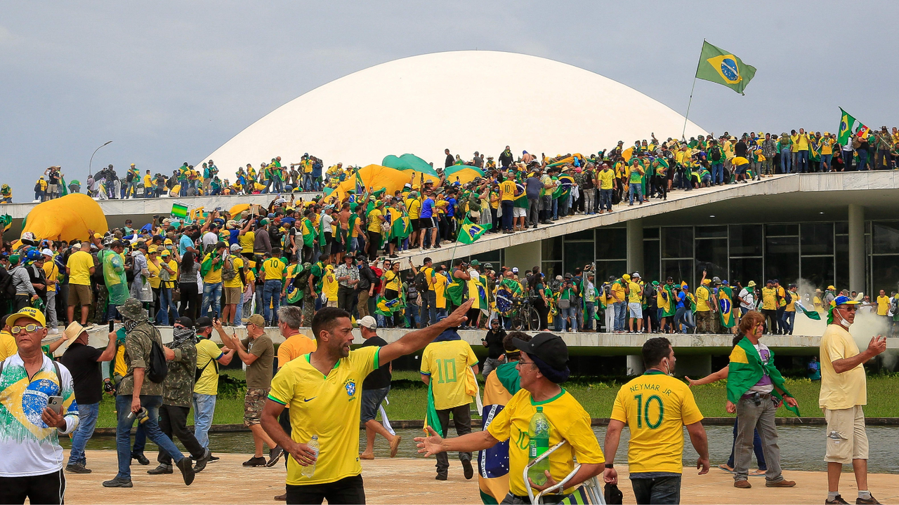 Demonstrators in Brazilian football shirts and carrying flags storm the country&amp;#039;s Congress