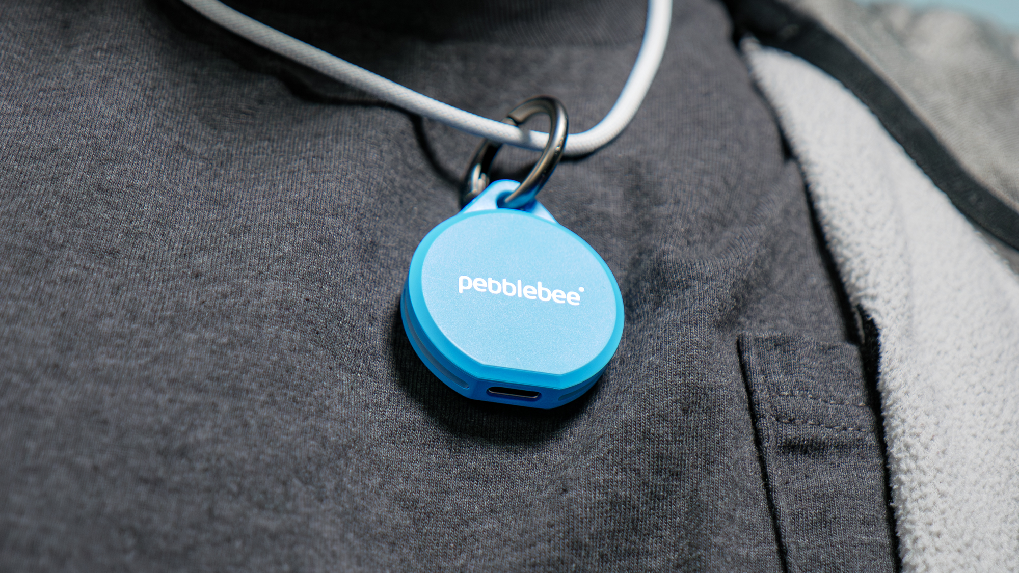 گیره Pebblebee 5 در دست.