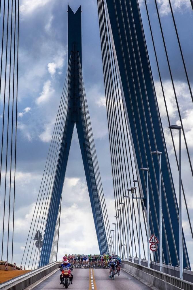 The peloton on a Hamburg bridge