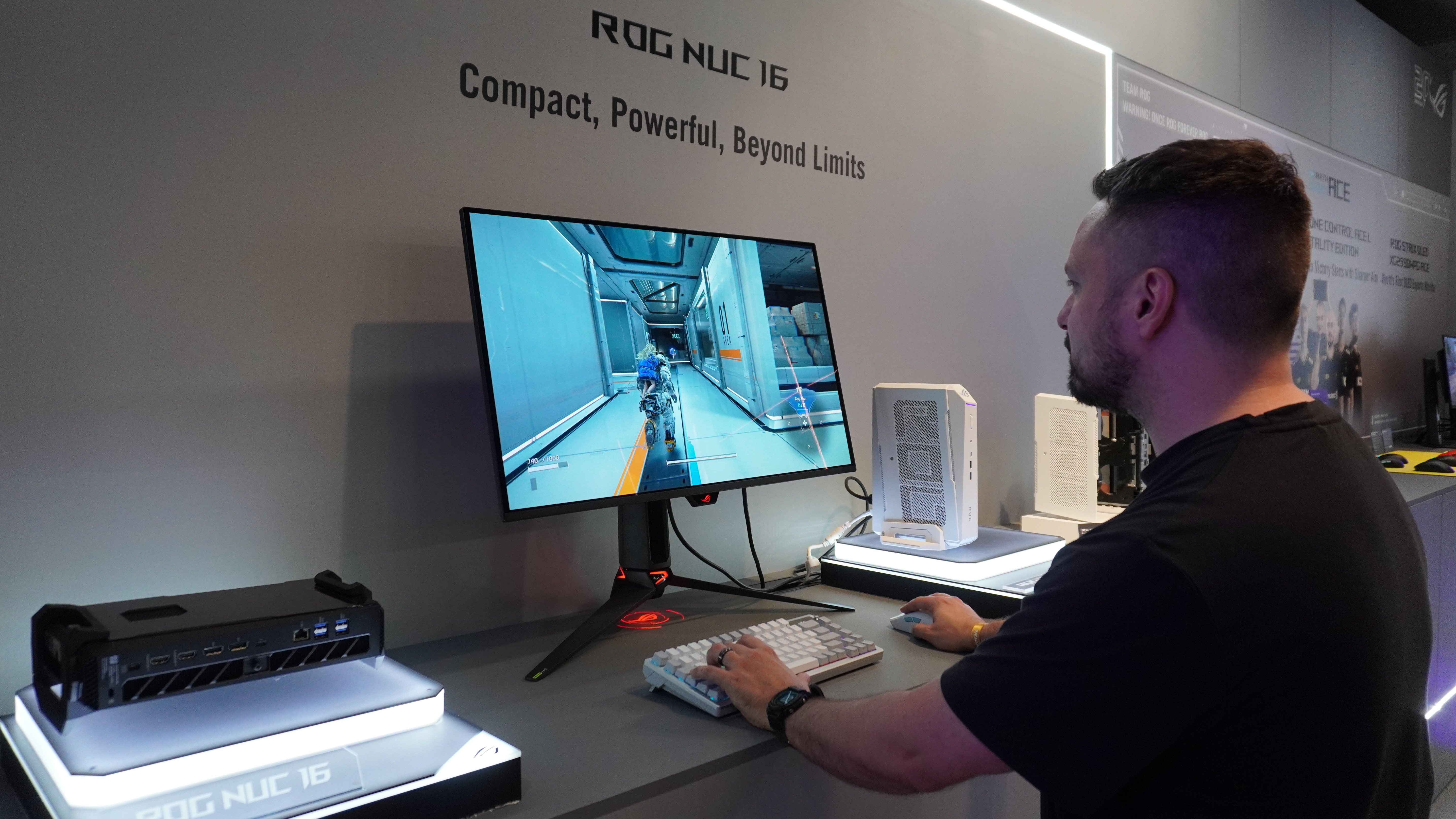 شخصی در حال بازی پراگماتا بر روی رایانه شخصی بازی کوچک Asus ROG NUC 16