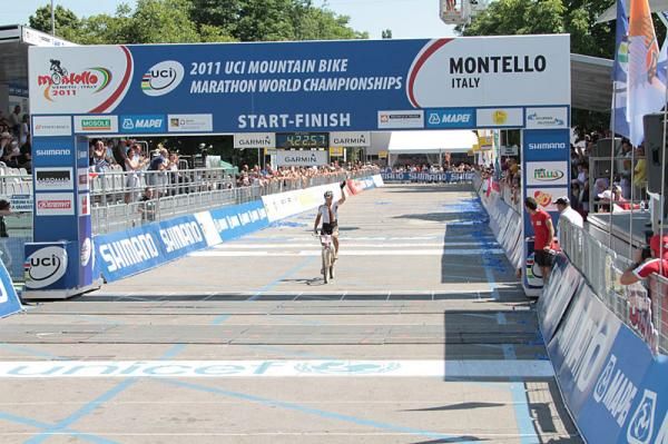 Sabine Spitz (Germany) finishes second.