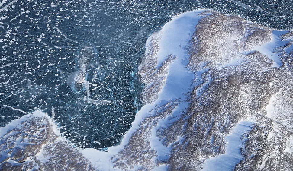 (صورة من طائرة أبحاث تابعة لوكالة ناسا تعمل في IceBridge لساحل خليج بافين العلوي في 27 مارس 2017 ، فوق جرينلاند)