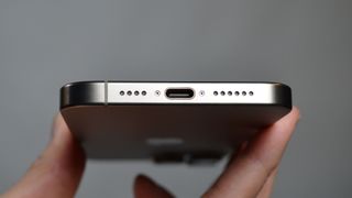 Apple iPhone 15 Pro Max med den nye USB-C-porten.