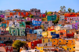 Rumah-rumah berwarna-warni di atas bukit di Guanajuato, Meksiko