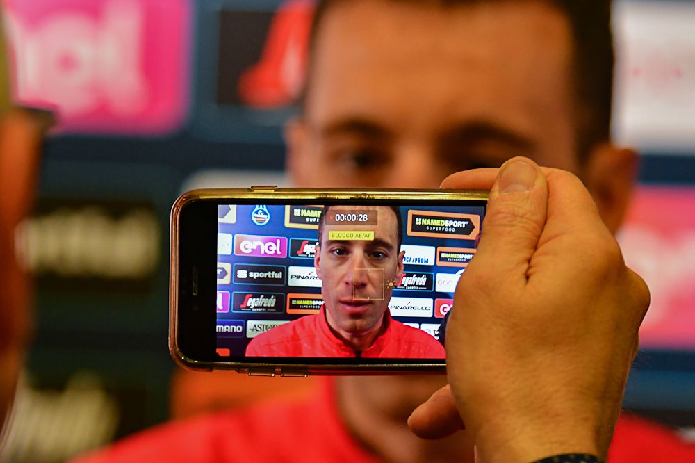 Vincenzo Nibali framed on a reporter's phone