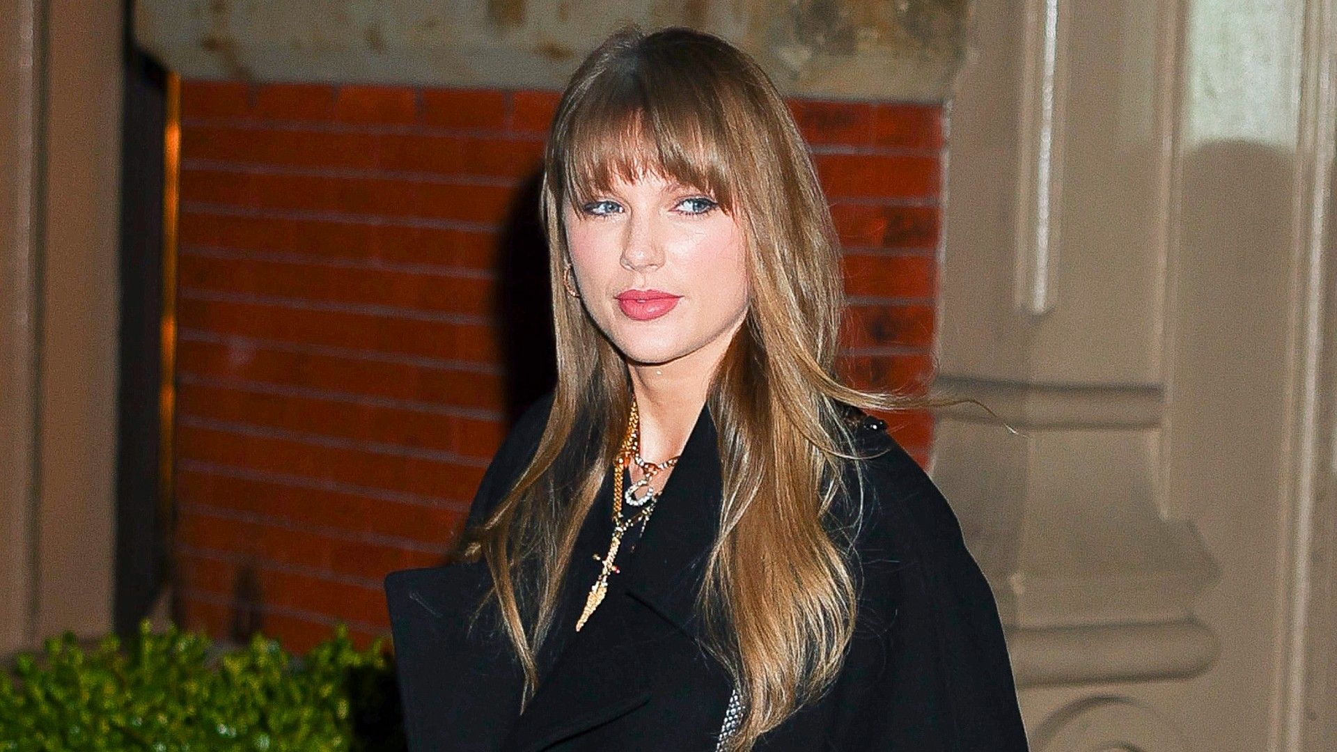 Taylor Swift Is Proving That Glitter Manicures Aren’t Just For New Year’s Eve