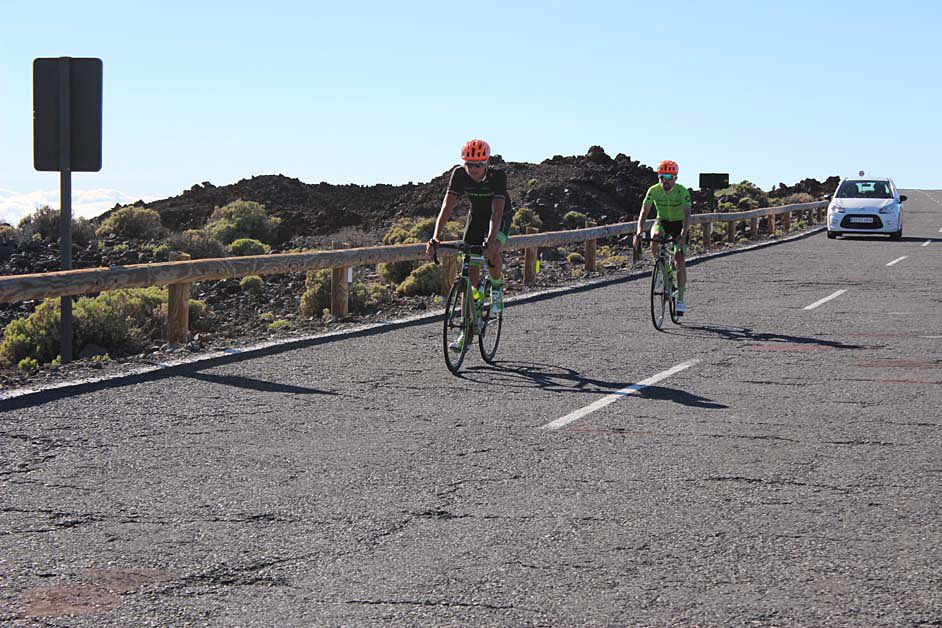 Joe Dombrowski and Andre Cardoso sprint each other at the top of Mt Teide