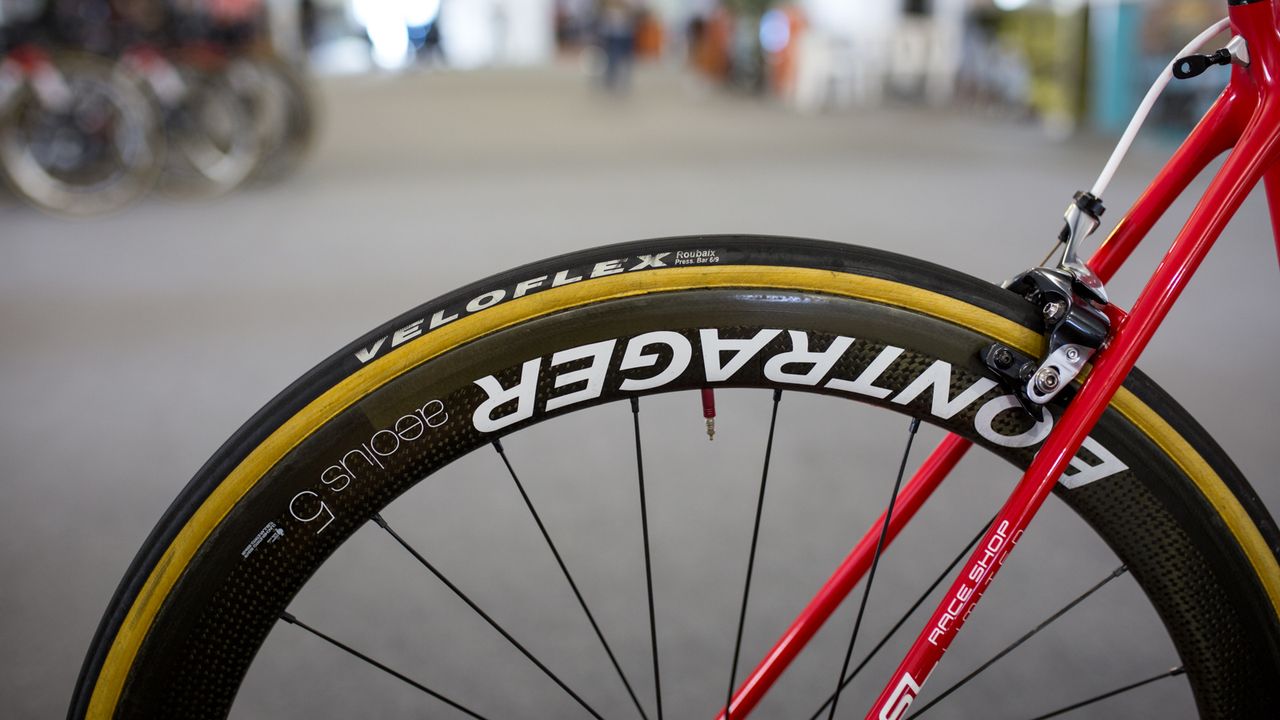 The Bontrager aeolus wheels are paired with Veloflex Roubaix tubular tyres