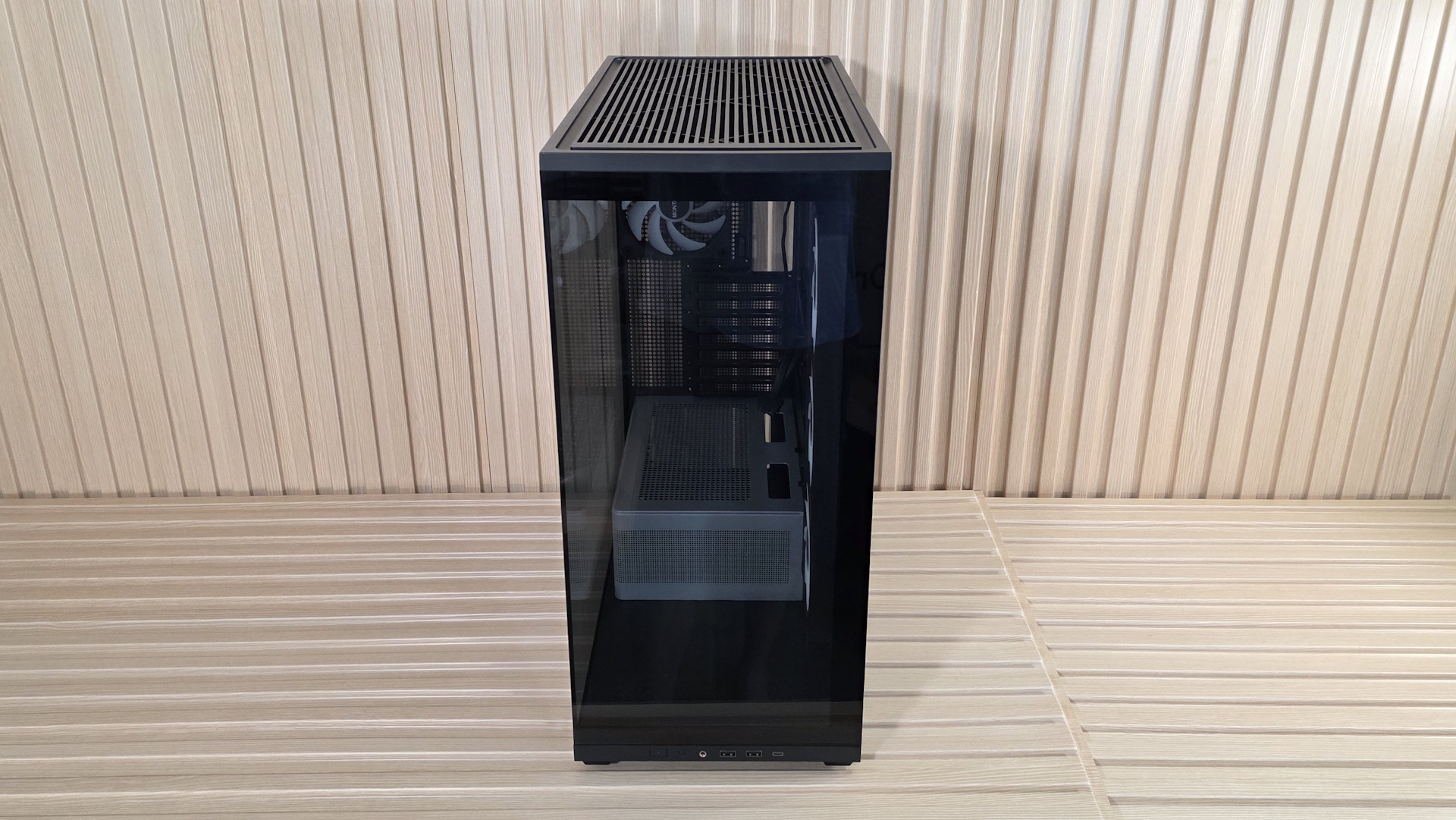 Montech TG3 - Outside