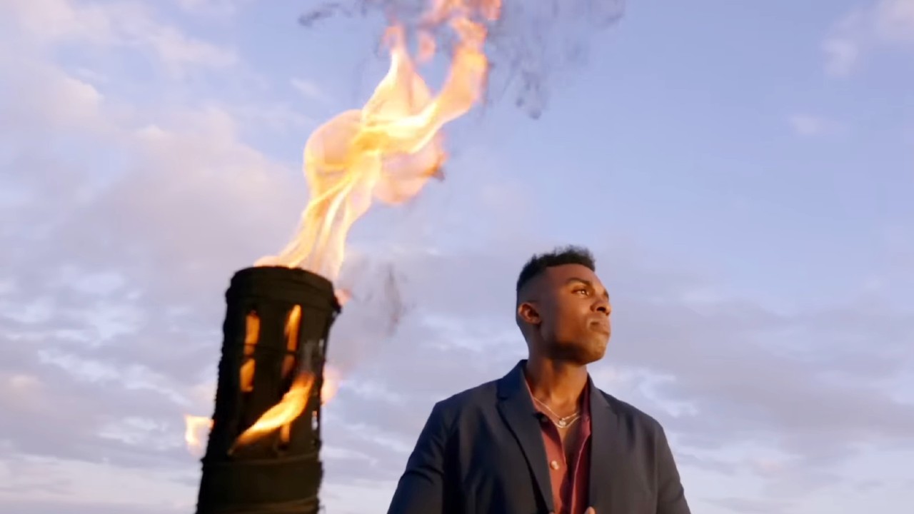 サバイバー50で火のそばに立つカイル・フレイザー、