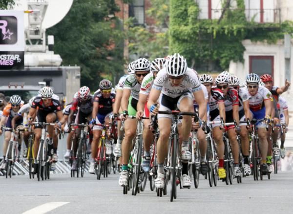 Kyle Peppo (GS Mengoni USA) leads the chase pack-although it will be in vain.