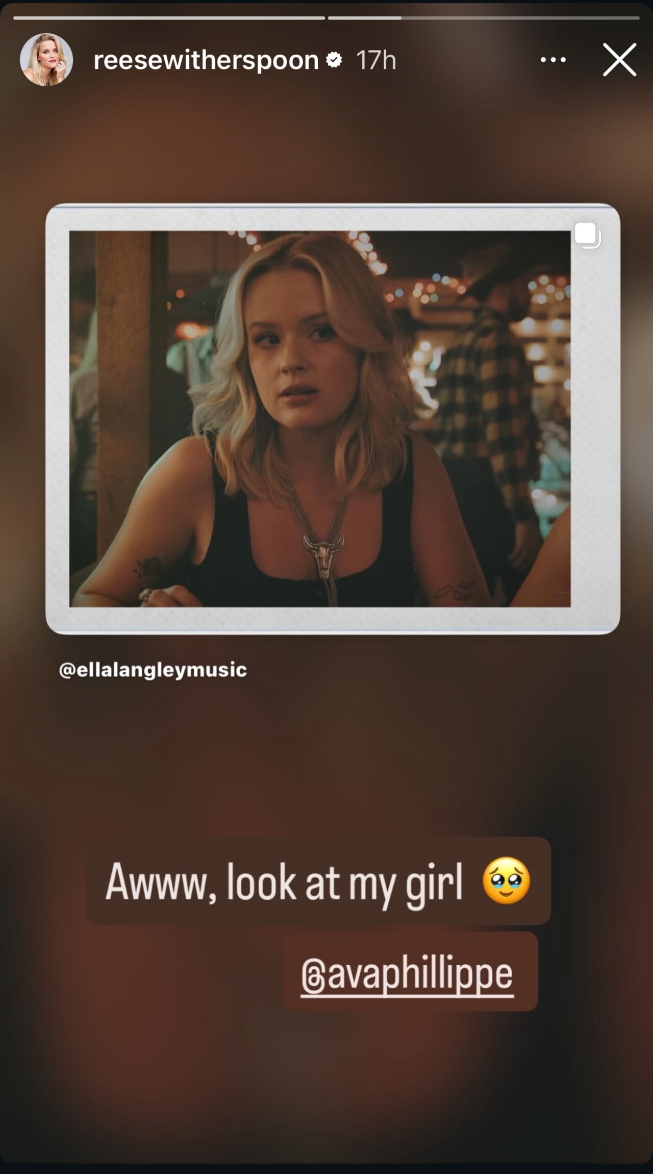 रीझ विदरस्पूनने एला लँगलीच्या चॉसिन टेक्सास संगीत व्हिडिओमध्ये तिच्या मुलीबद्दल पोस्ट केले आहे.