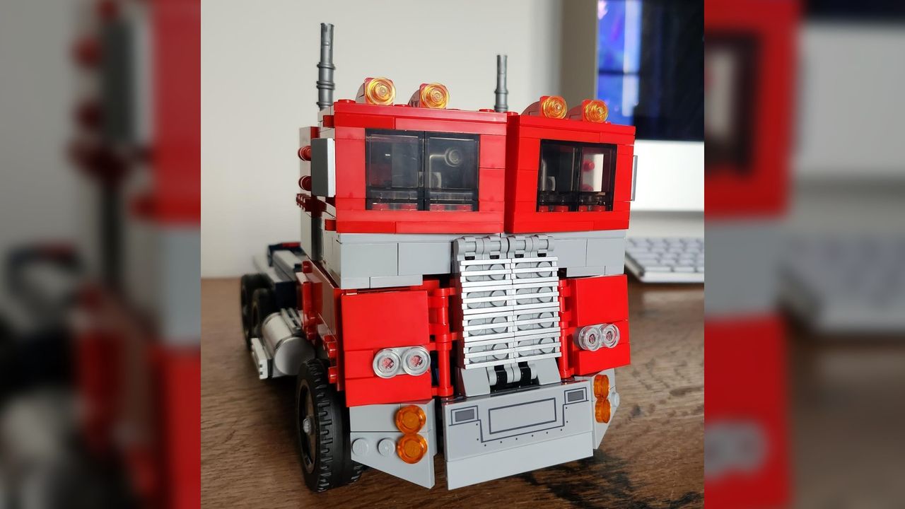 Lego Icons Optimus Prime (10302)_Truck 2