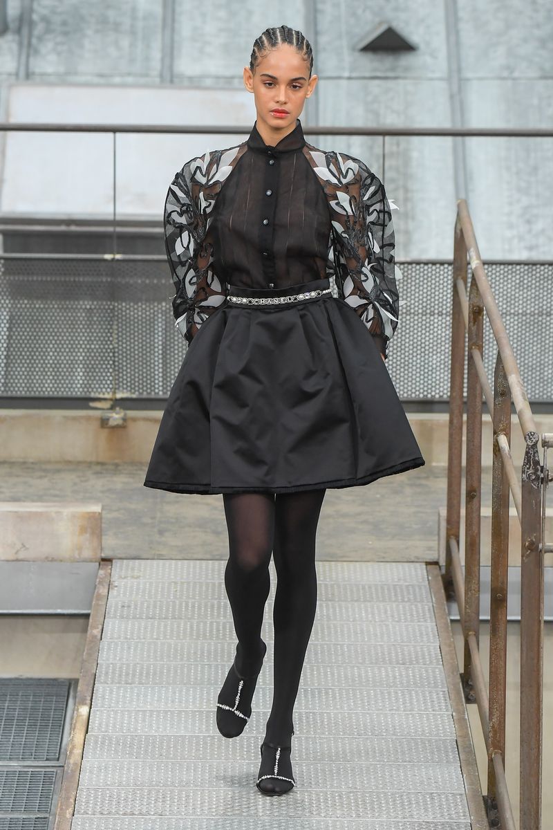 Fashion, Fashion model, Clothing, Fashion show, Runway, Street fashion, Tights, Haute couture, Outerwear, Winter,