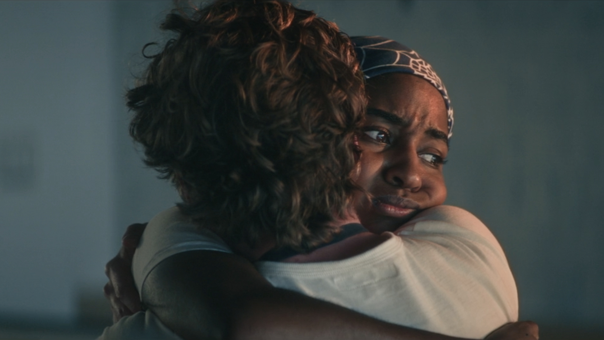 Sydney Adamu (Ayo Edebiri) and Carmy Berzatto (Jeremy Allen White) hug on The Bear.