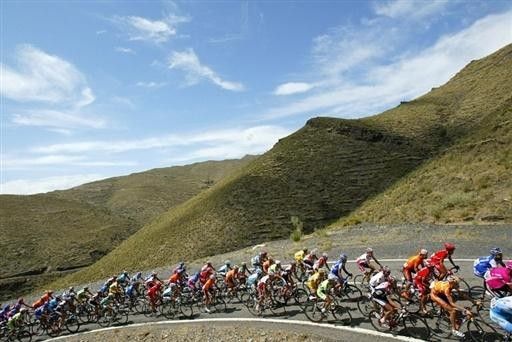 The peloton in the sunshine during stage 16