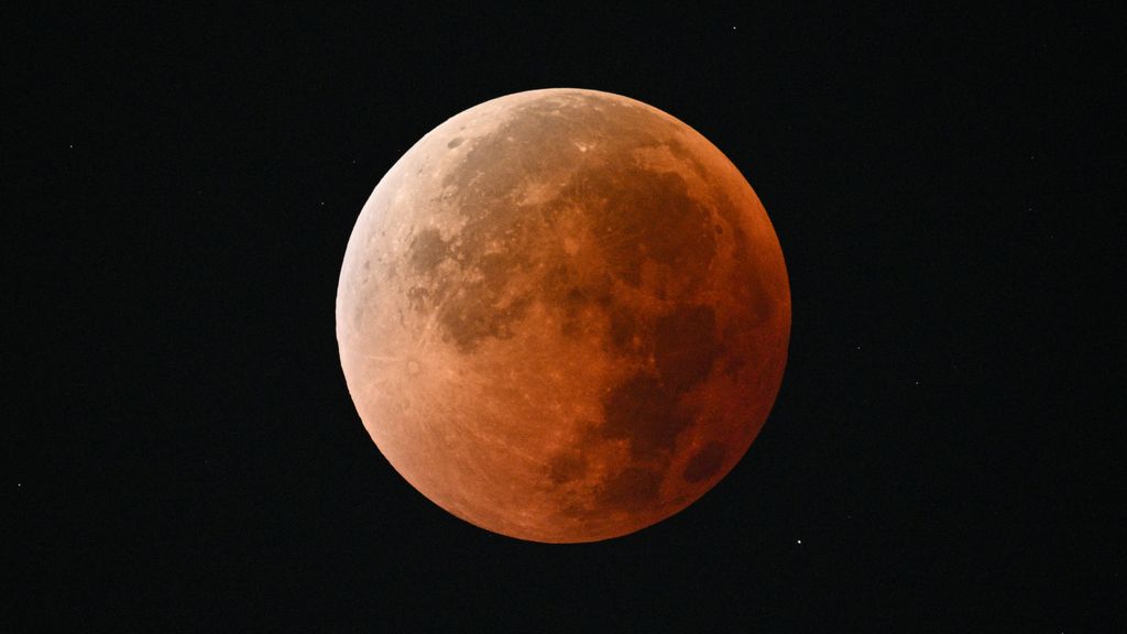 See the blood moon rise in 1st pictures of September 2025 total lunar ...