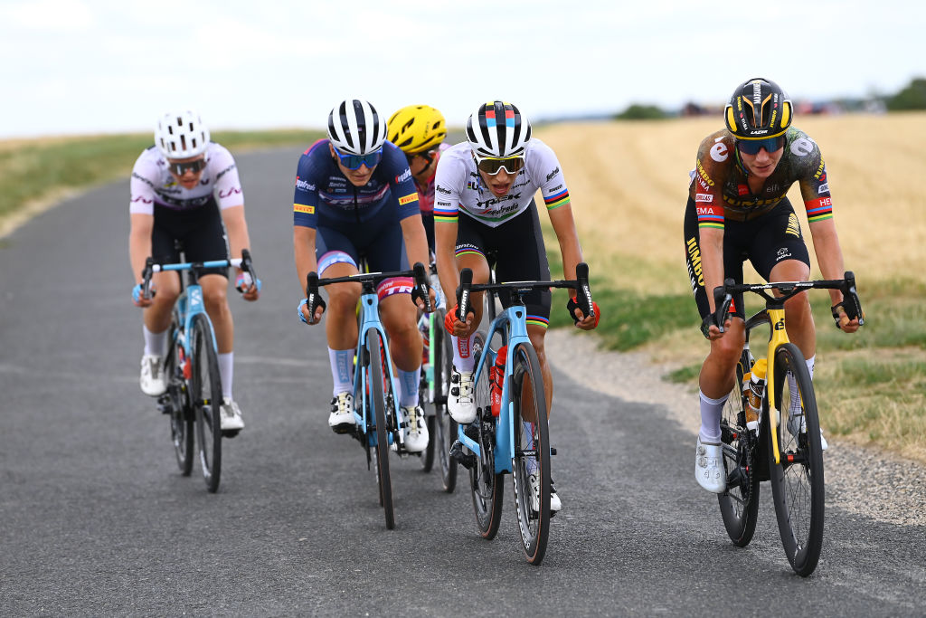 Elisa Balsamo and Marianne Vos lead the late attack