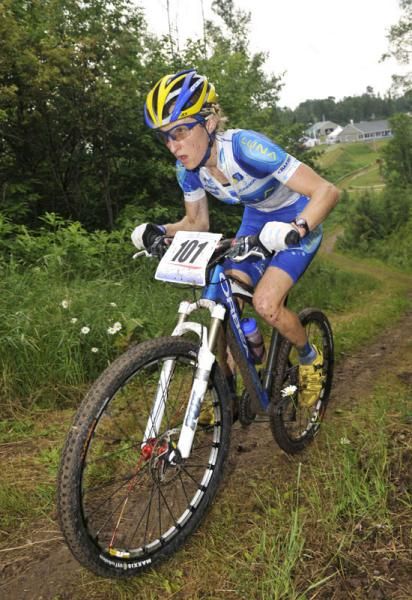 Catharine Pendrel (Luna Pro Team) starts to edge away from her rivals.