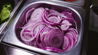 Foods that help hay fever: onions