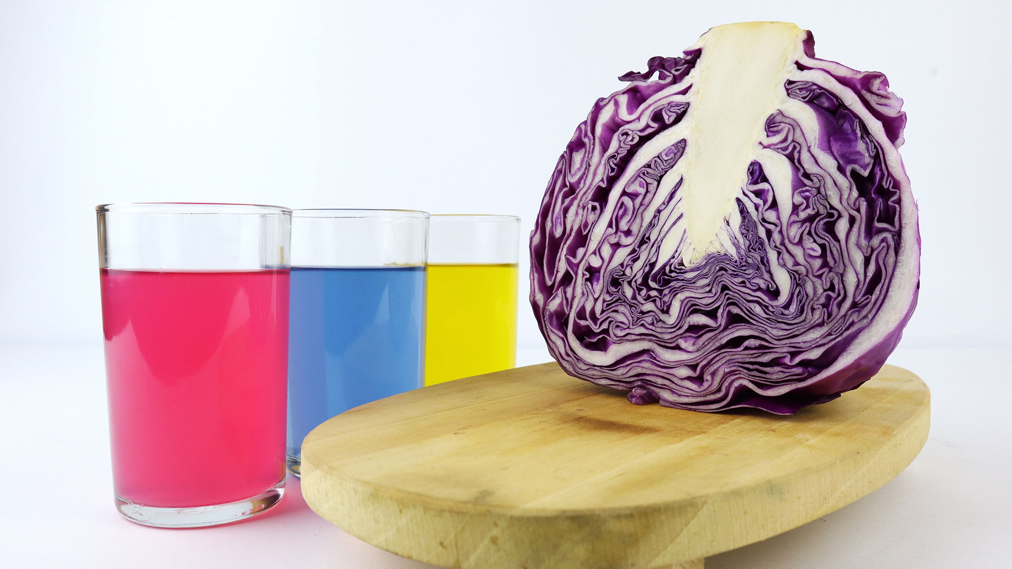 Red cabbage and three glasses filled with colored liquid. Make a measure of the pH (power of hydrogen) of red cabbage.