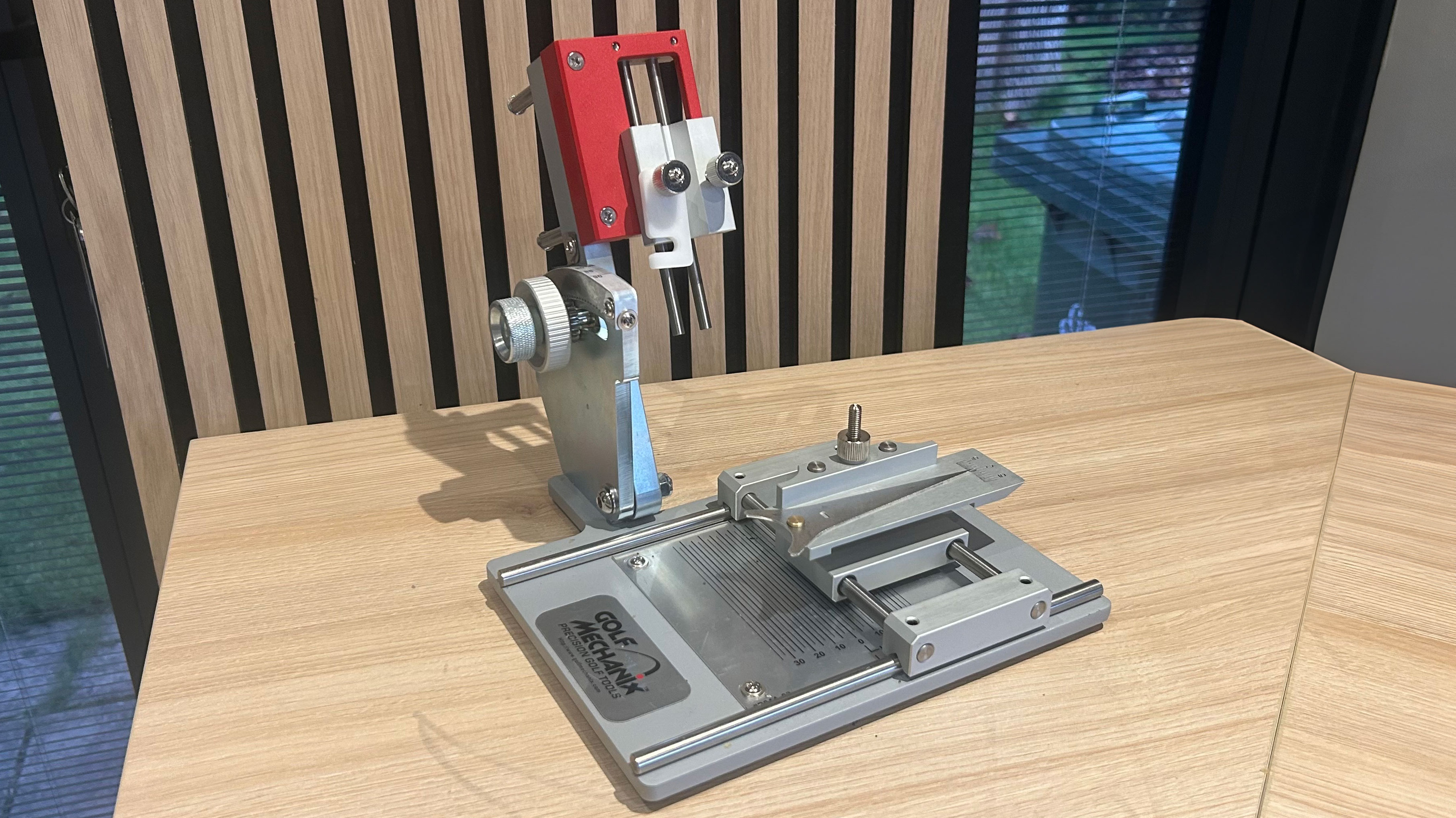 Photo of the Golf Mechanix loft and lie machine