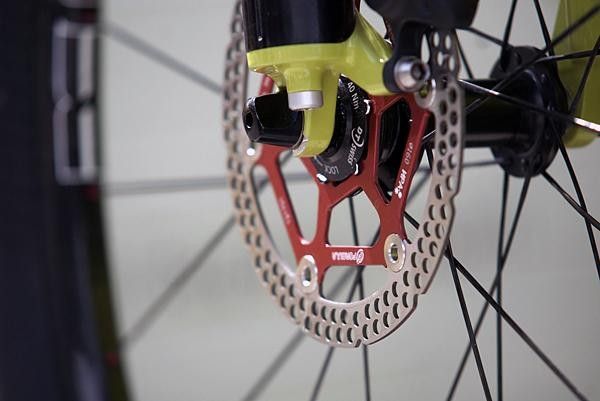 More weight is saved thanks to a new aluminium-and-steel floating rotor.