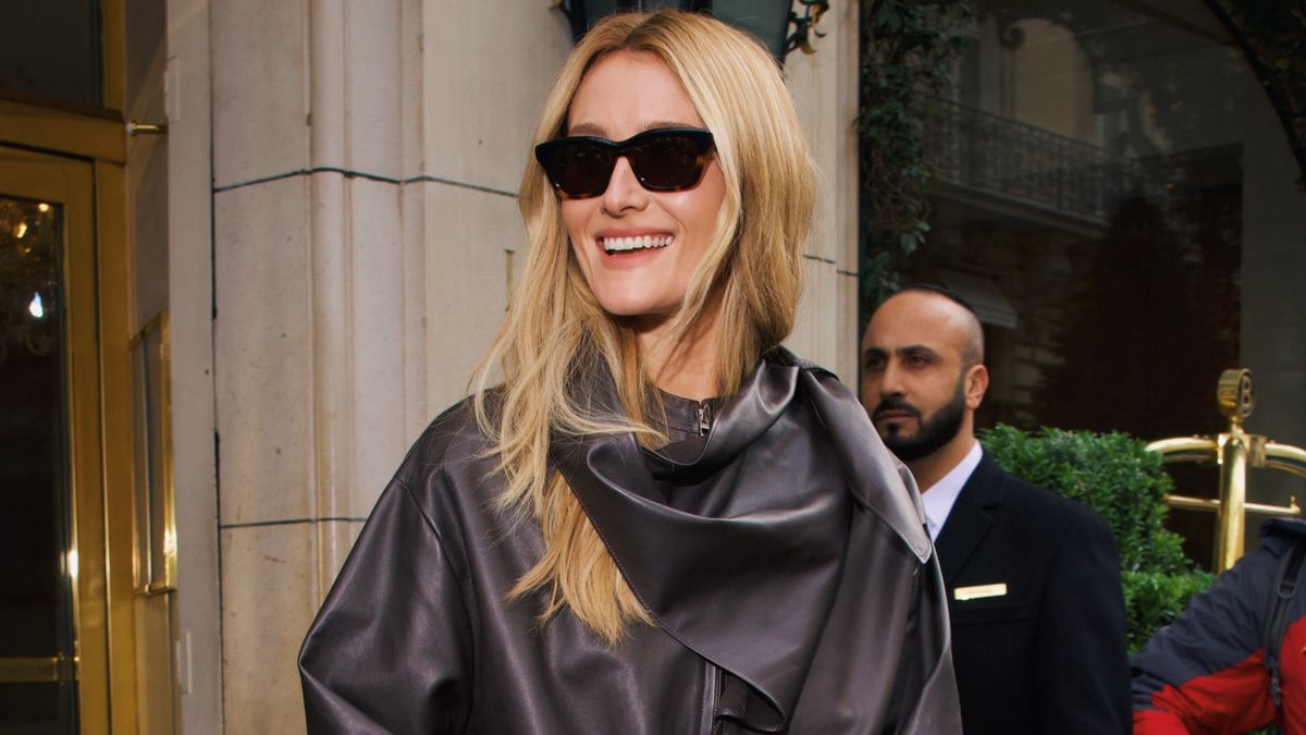 Sarah Pidgeon's Airport Look Included the French Girl Jeans-and-Shoe Combo I'd 100% Fly In