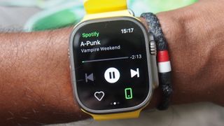 Apple Watch Ultra som spelar musik
