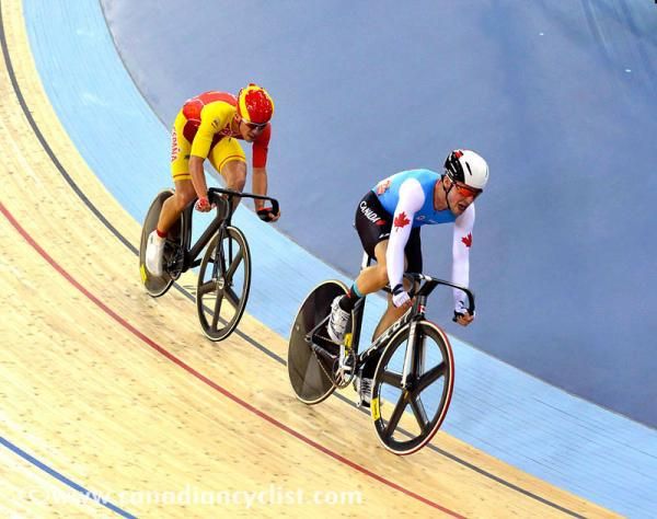 Zachary Bell (Canada) and Eloy Teruel (Spain) in the scratch race in the men's omnium.