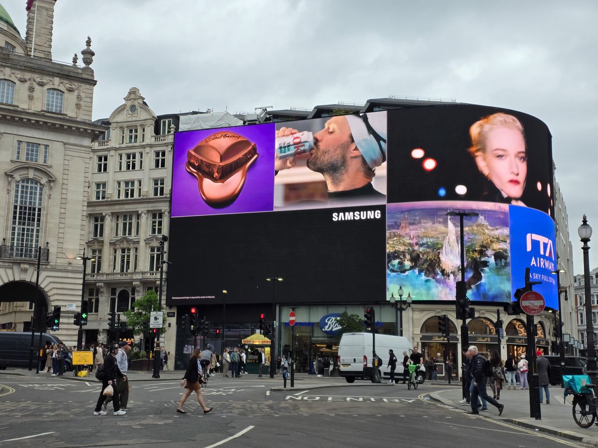 Daylight camera sample captured on the Galaxy S25 Edge of the screens at Piccadilly Circus in London