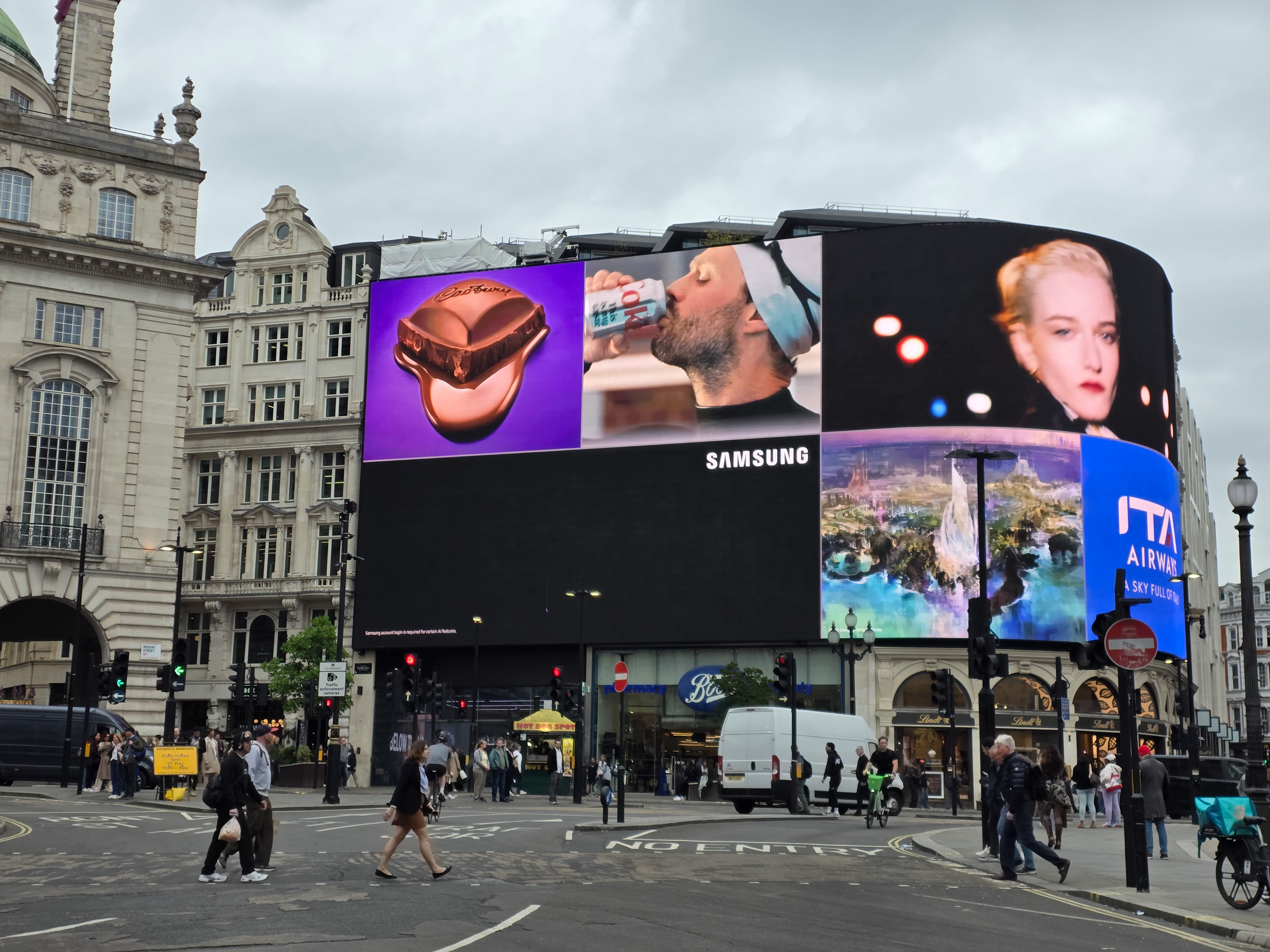 Daylight camera sample captured on the Galaxy S25 Edge of the screens at Piccadilly Circus in London