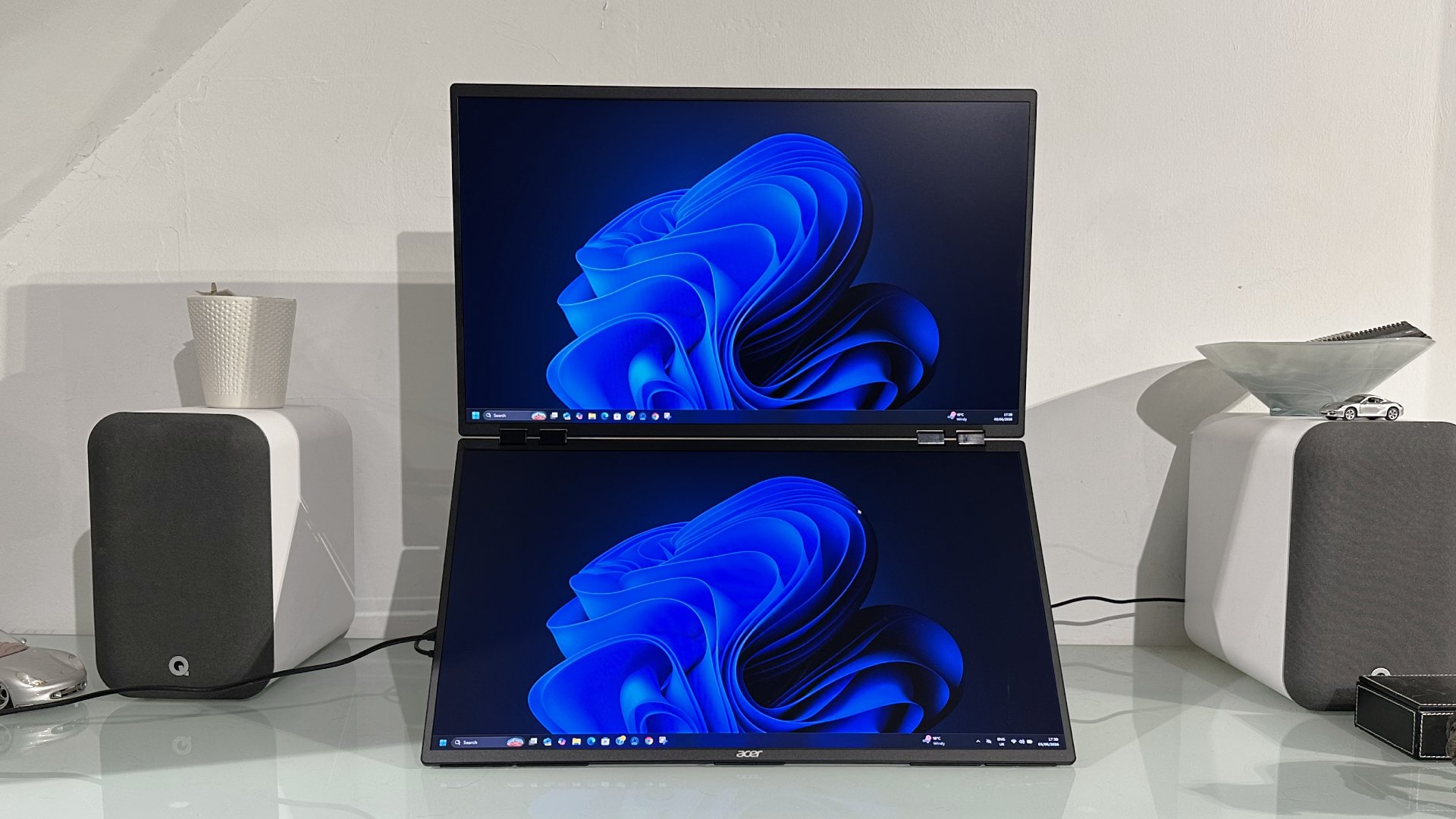 Monitor portátil Acer PD243Y E en la oficina de casa durante nuestra prueba
