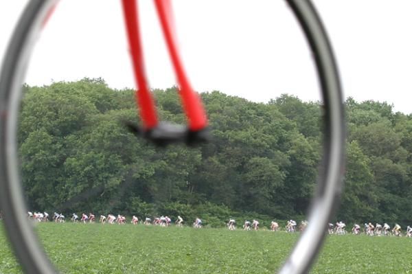 The race as seen through the support cars.