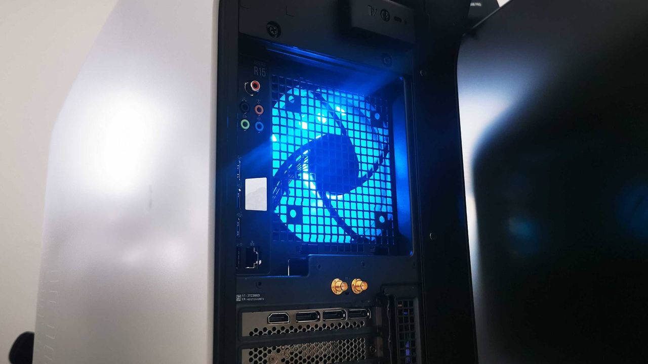 Closeup of Aurora R15 back fan