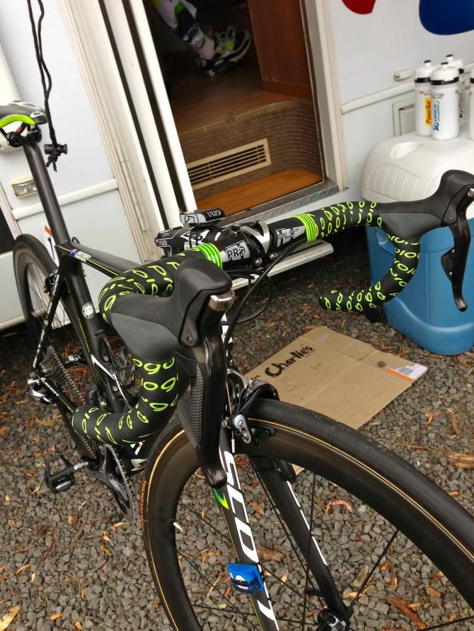 The Shimano Di2 9070 levers were unbranded on Simon Gerrans' bike